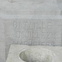 BATAILLE-DOUILLEZ Marbrier sur le monument