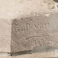 DEVAU G. Sculpteur sur le monument