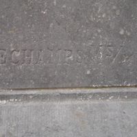 DÉCHAMPS Marbrier sur le monument