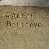 ANSEL Alfred Fils Marbrier-Sculpteur sur le monument