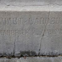 WIART-LARDEUR Maurice (WIART Maurice, époux LARDEUR dit) Marbrier-Sculpteur sur le monument