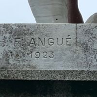 ANGUÉ Fernand-Louis Sculpteur sur le monument