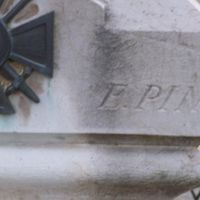 PIN Édouard Sculpteur sur le monument