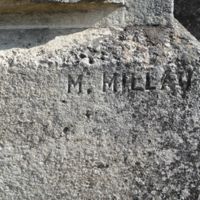 MILLAU M. Sculpteur sur le monument