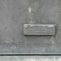 DELHOVE Jules Fonderie sur le monument