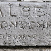 M. L. B. E. Société Fonderie sur le monument