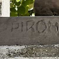 PIRON Eugène Sculpteur sur le monument
