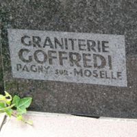 GOFFREDI Granitier sur le monument