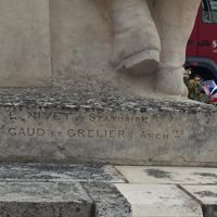 NIVET Ernest Sculpteur sur le monument