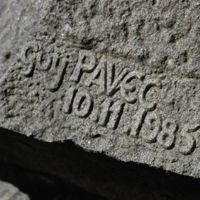 PAVEC Guy Sculpteur sur le monument