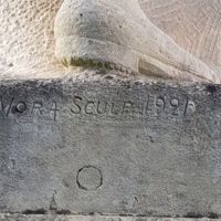 MORA P. Sculpteur sur le monument