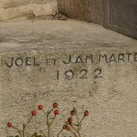 MARTEL Joël et Jean (frères) Sculpteur sur le monument