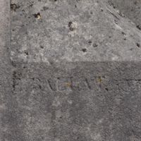 RALUAT E. Entrepreneur sur le monument