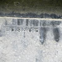 LE SAGE Marbrier sur le monument