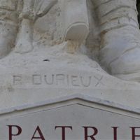 DURIEUX R. Sculpteur sur le monument