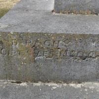 PACHY D. Marbrier sur le monument