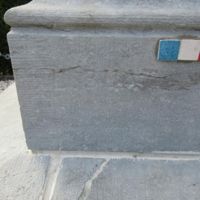 BUAT L. Marbrier sur le monument