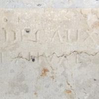 DECAUX E. Marbrier-Sculpteur sur le monument